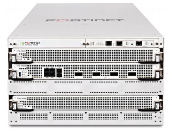 Bilde av FortiGate-7030E-QSFP28 6U 3-slot chassis with 2x FPM-7620E processing modules, 1x FIM-7920E module with 4x 100GE QSFP28 slots, 1x manager module, and 3x hot swappable redundant PSU